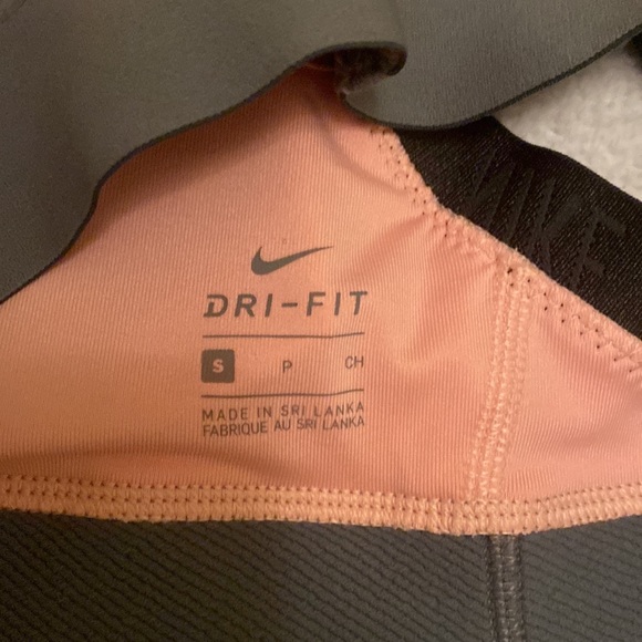 Coral Nike Women's fashion sports bra, worn/washed only once, removable padding - Picture 7 of 7